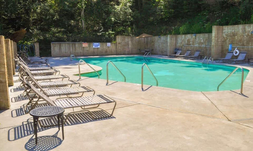 Room 4, Joes Place Cabin by Beyond Expectations With Hot Tub, Sevier