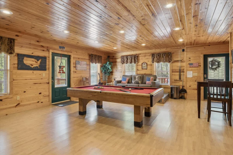 Room 4, KunTree Cabin by Beyond Expectations w Hot Tub, Sevier