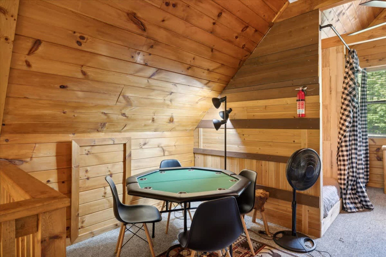 Room 5, Golden Grizzly Cabin by Beyond Expectations With Hot Tub, Sevier