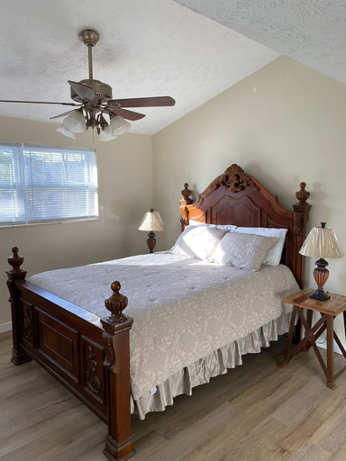 Room 5, Dolly s Darlings by Beyond Expectations w Hot Tub, Sevier