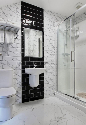 Bathroom 2, The Bailie Hotel