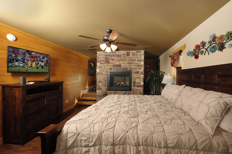 Bedroom 2, Dive Right In, Sevier