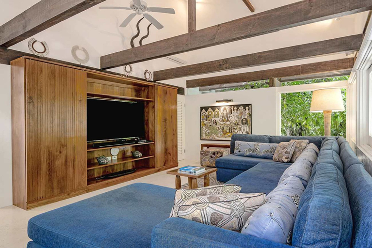 Room 4, Nature-inspired 4BR Modern Villa Pool Resort Access