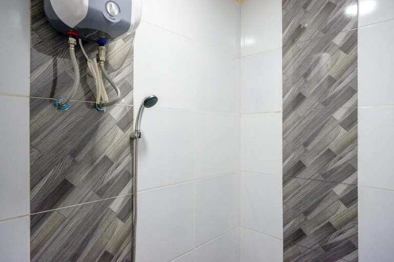 Bathroom 3, RedDoorz near RS Islam Faisal Makassar, Makassar