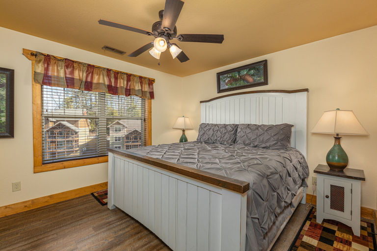 Bedroom 2, Wet and Wild, Sevier