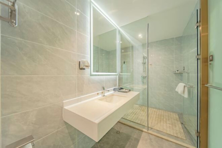 Bathroom 3, Southern City Hotel, Fangchenggang