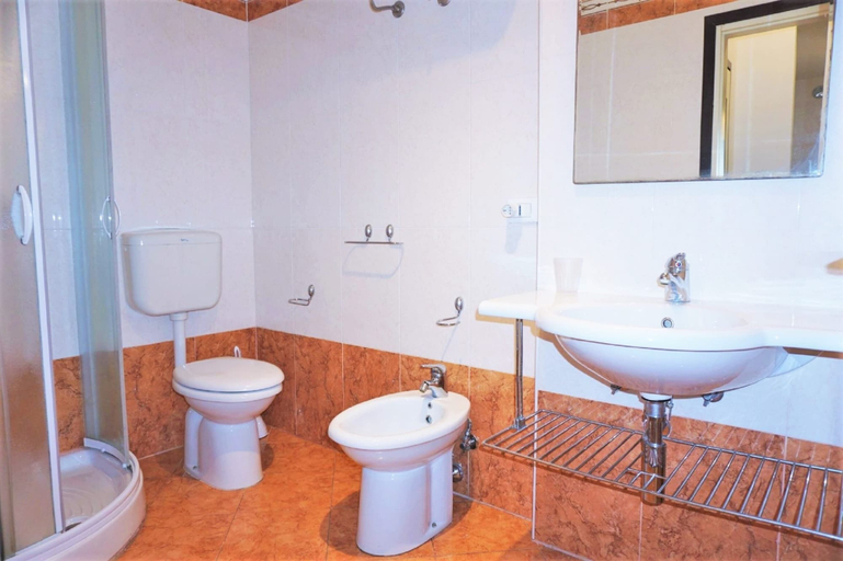 Bathroom 3, Holiday Home in Caorle Near Spiaggia Tartaruga, Venezia