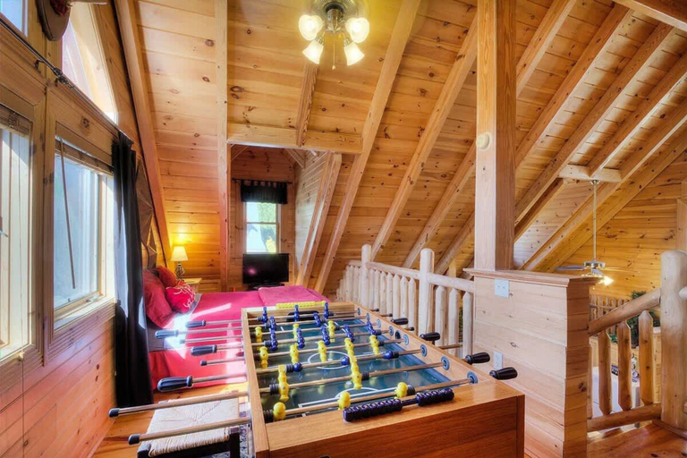 Room 5, Snuggle Up Cabin by Beyond Expectations With Hot Tub, Sevier