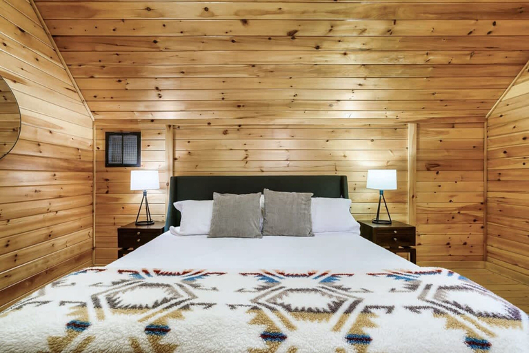 Room 5, Dotties Place Cabin by Beyond Expectations With Hot Tub, Sevier