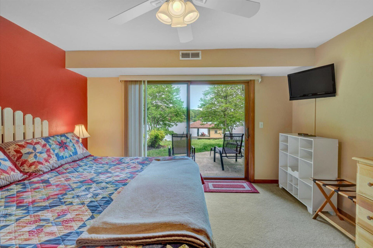 Room 4, Dancing Water - Sleeps 10, Private Dock, Game Room & Hot Tub, Bedford