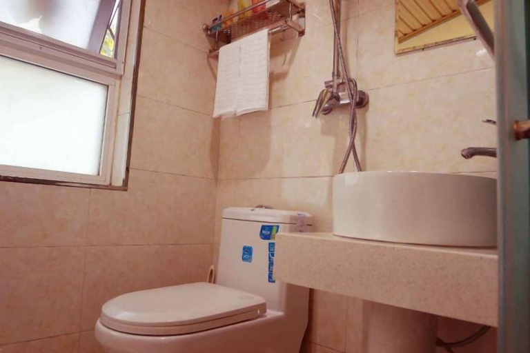 Bathroom 3, Qixingshu Deshun Inn, Shiyan