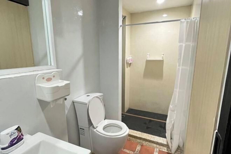 Bathroom 3, Shi-ro-i Poshtel, Hat Yai