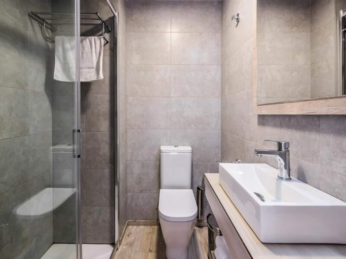 Bathroom 5, Residence Pierre et Vacances Estartit, Girona