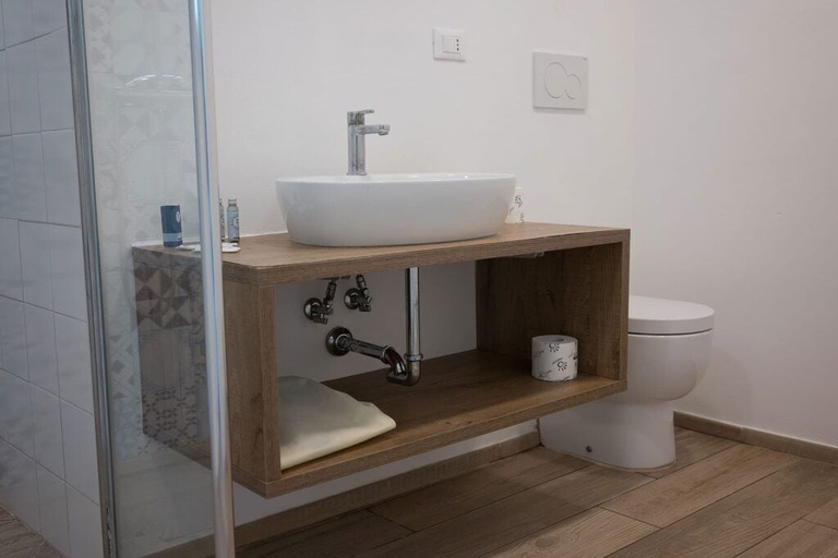 Bathroom 4, Le Palme Village, Latina