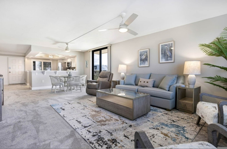 Room 3, 3rd-floor Corner Unit w Gulf Views Heated Pool, Lee