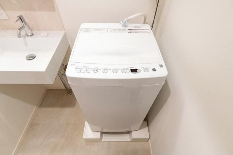 Bathroom 3, Apiche Oji, Kita
