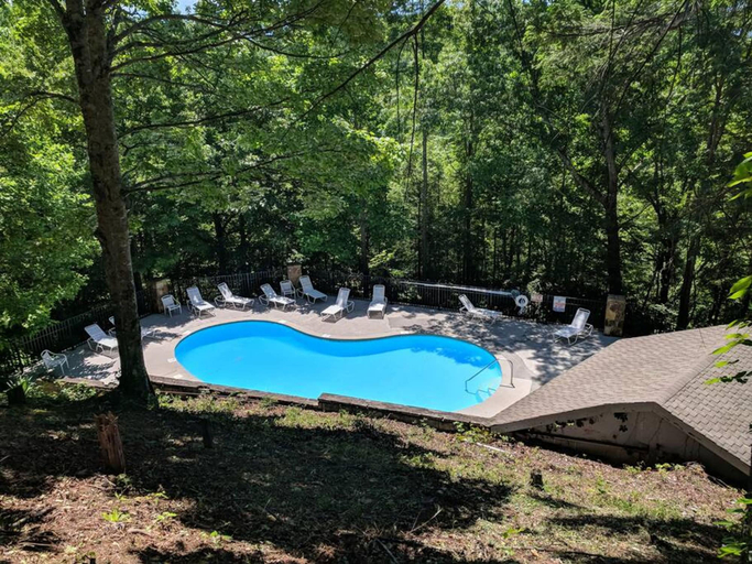 Room 5, Snuggle Bug by Beyond Expectations With Hot Tub, Sevier