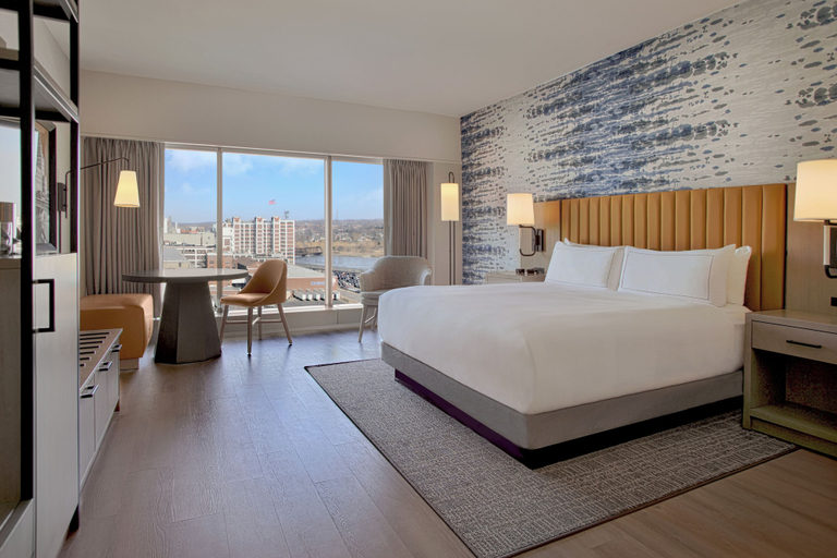 Bedroom 3, Doubletree by Hilton Cedar Rapids Convention Complex, Linn