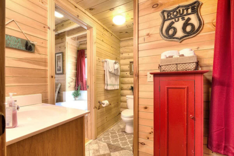 Room 4, Snuggle Up Cabin by Beyond Expectations With Hot Tub, Sevier