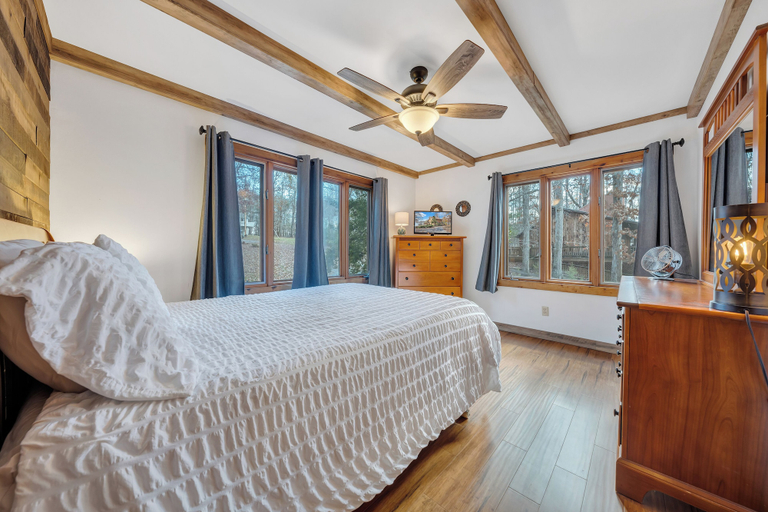 Room 3, Lakeside Lodge - Lakefront Home With Private Dock & hot tub, Bedford