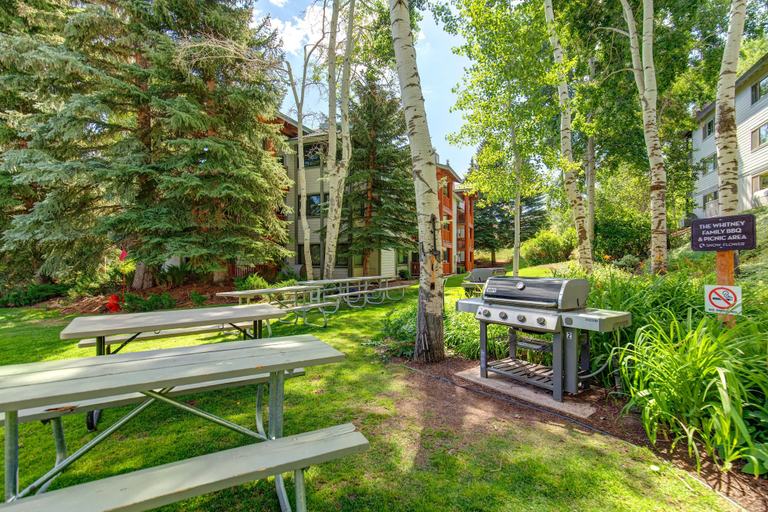 Outdoor dining 5, Park City Ski Resort UT - Snow Flower Condos, Summit