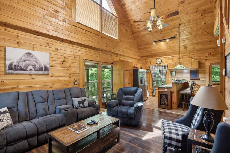 Room 2, Golden Grizzly Cabin by Beyond Expectations With Hot Tub, Sevier