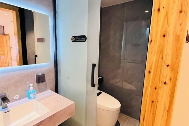 Bathroom 3, kong shan niao yumin su, Ya'an