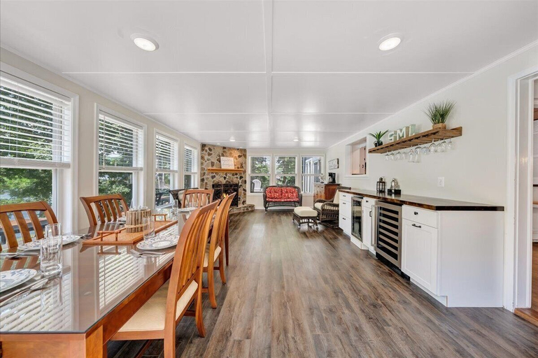 Room 5, Scenic Point - Private Lakefront Home w/ Dock, Fire Pit, Outside Shower & Hot tub, Bedford