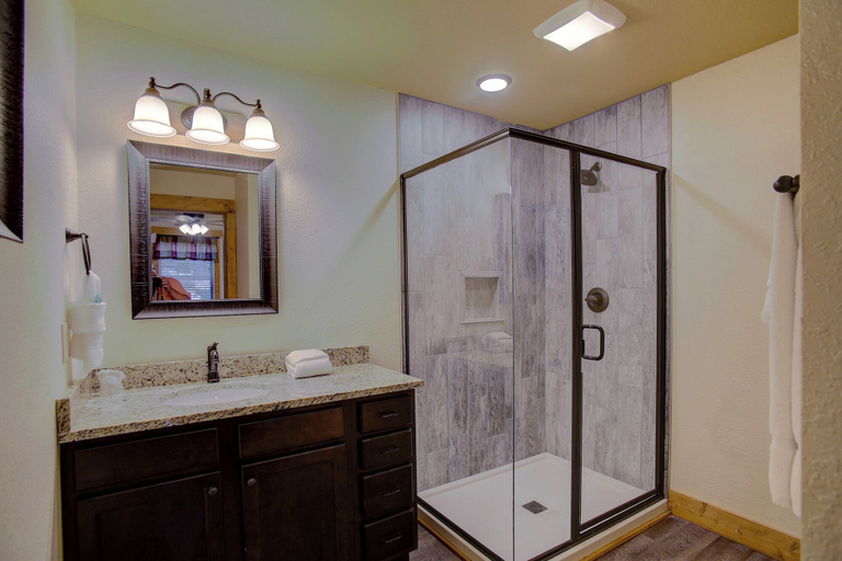 Bathroom 3, A Splash Of Blue, Sevier