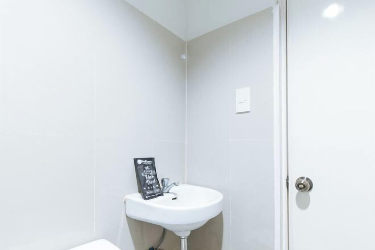 Bathroom 3, RedDoorz @ Bridgeway Hotel Tuguegarao City, Tuguegarao City