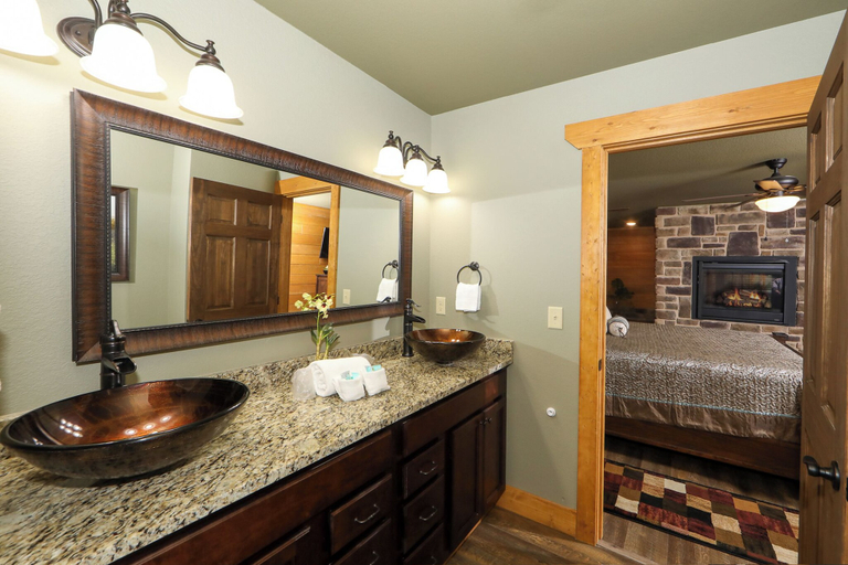 Bathroom 3, Ivie Holler, Sevier
