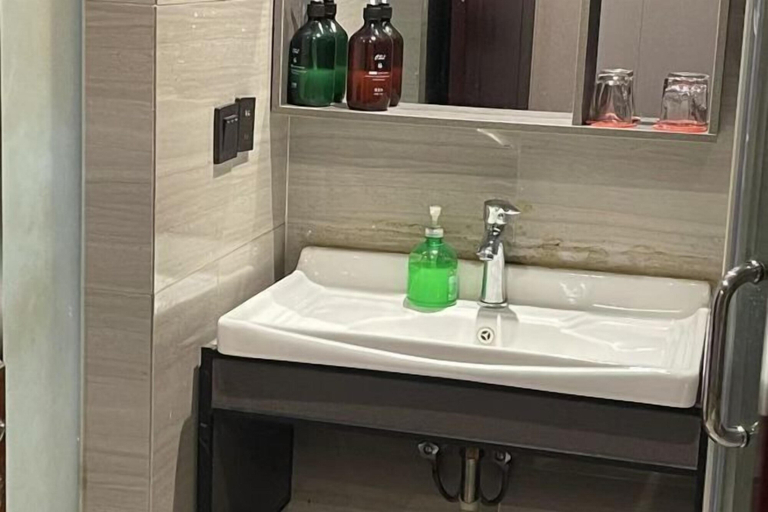 Bathroom 3, Longxiang Business Hotel, Wenzhou