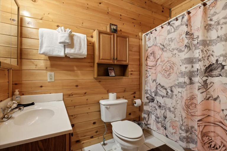 Room 3, Golden Grizzly Cabin by Beyond Expectations With Hot Tub, Sevier