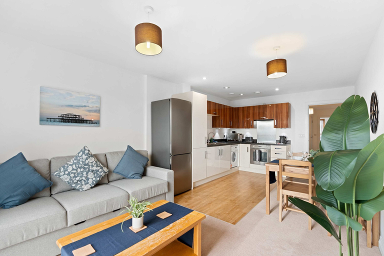 Room 4, Brighton Getaway - Modern Apartment With Balcony, Brighton and Hove