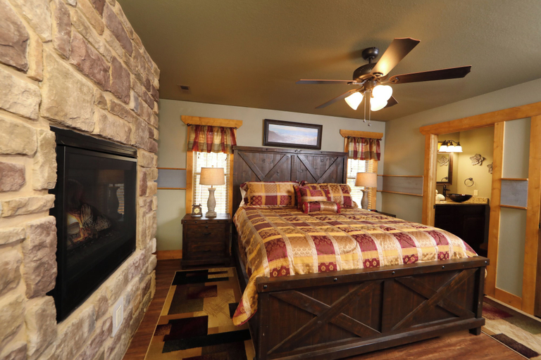 Bedroom 2, Firefly Nights, Sevier