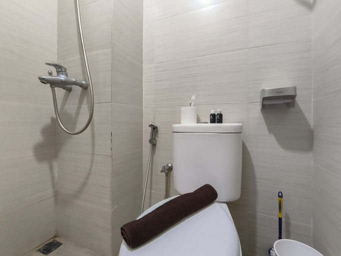 Bathroom 3, Neat and Restful 2BR at Gateway Pasteur Apartment By Travelio, Bandung