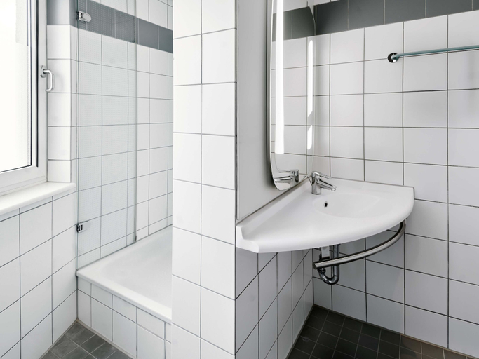 Bathroom 4, B&B HOTEL Frankfurt-Messe, Frankfurt am Main