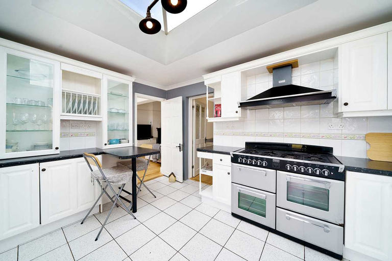 Room 4, Stylish 3-bedroom Bungalow in London, London