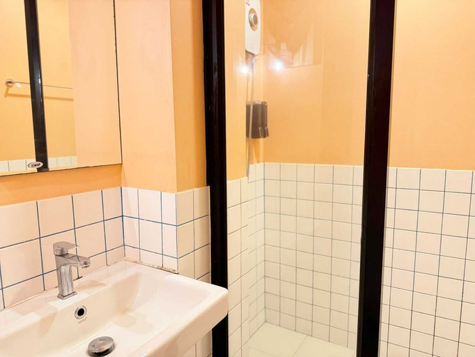 Bathroom 4, Collection O The Singha Chiangmai Hotel, Muang Chiang Mai