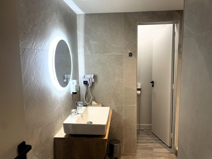 Bathroom 5, Best Western Hotel Le Crystal Dinard, Ille-et-Vilaine