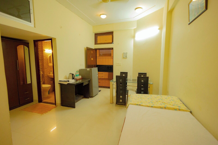 Room 4, 11 Flowers, Mathura