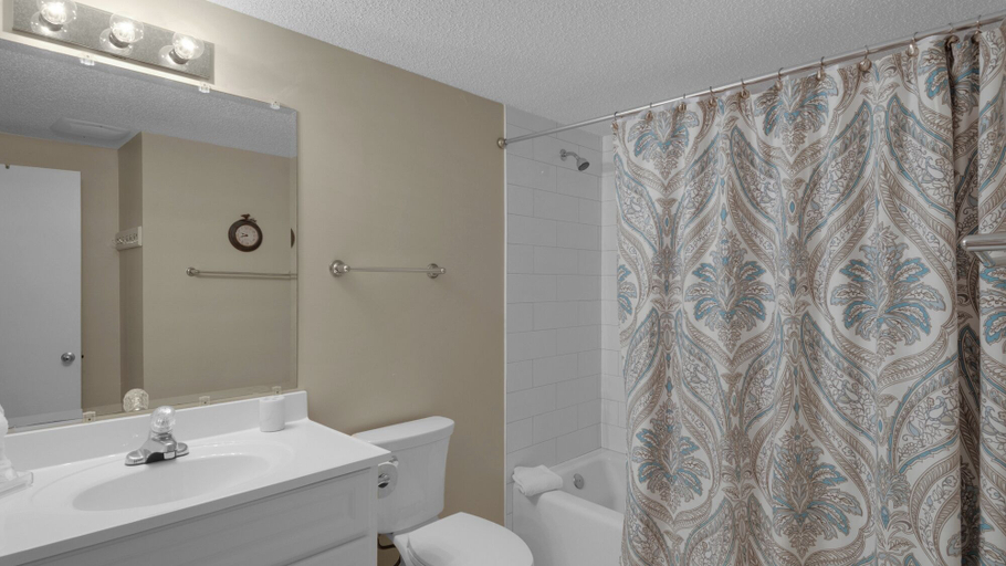Bathroom 4, Emerald Hill, Walton