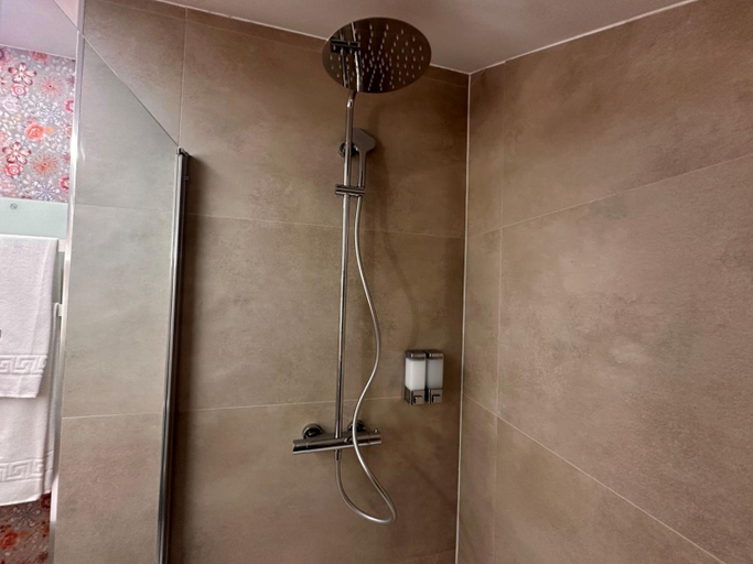 Shower 3, ND Hoteles, Madrid