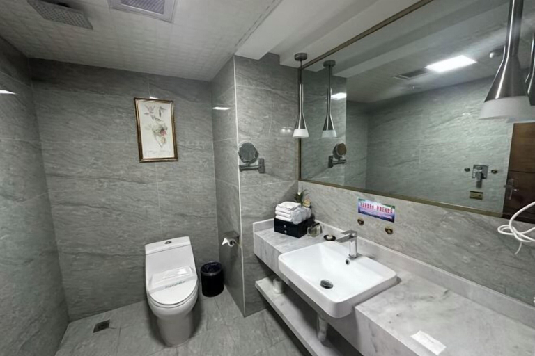 Bathroom 4, Jinheyuan International Hotel Guide, Hainan Tibetan