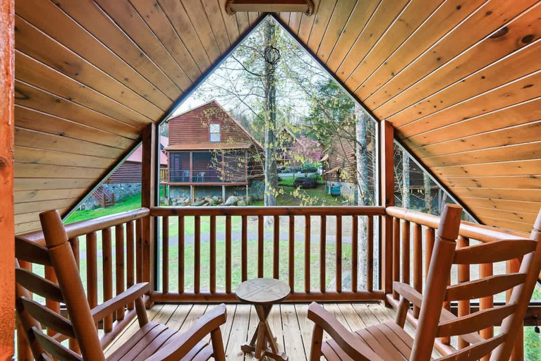 Room 3, Dotties Place Cabin by Beyond Expectations With Hot Tub, Sevier