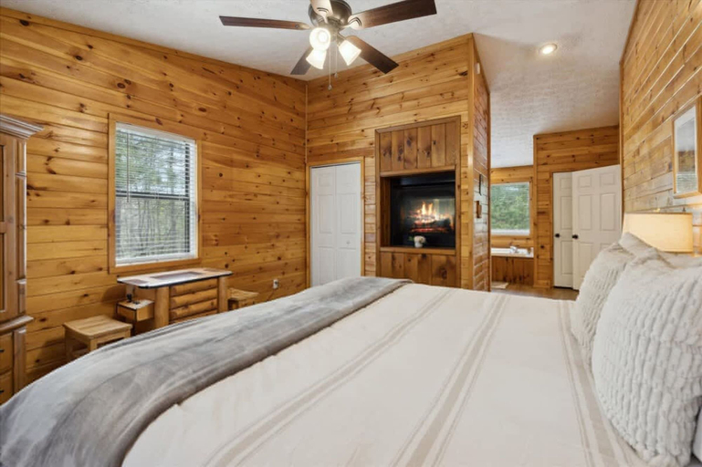 Room 2, A Dream Romance Cabin by Beyond Expectations With Hot Tub, Sevier