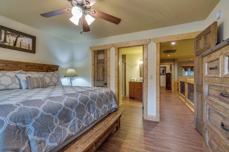 Bedroom 2, Swimmin' in the Smokies, Sevier