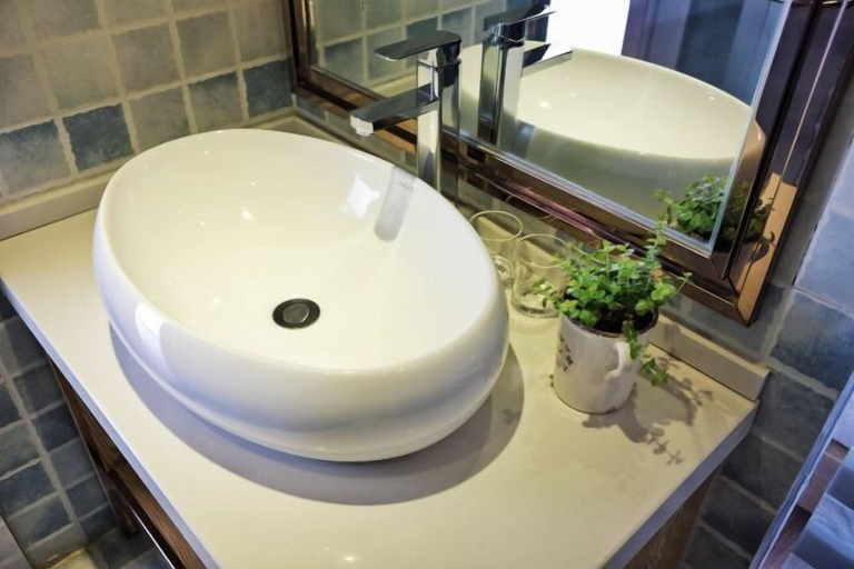 Bathroom 5, Yuer Inn, Dali Bai