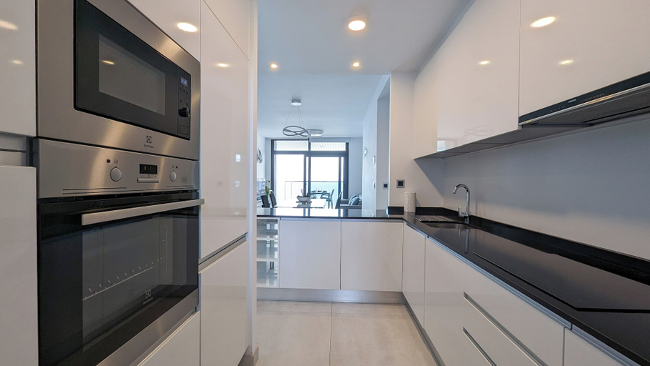 Private kitchen 5, Sunset Wawes Apartment Tower 2, Alicante