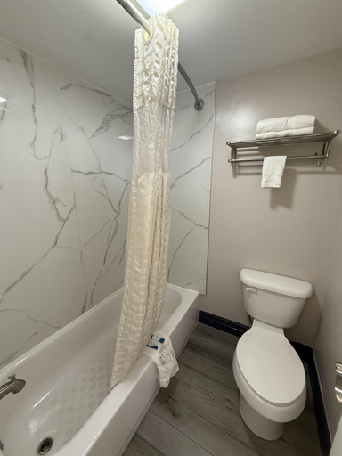 Bathroom 4, Americas Best Value Inn Ponca City, Kay